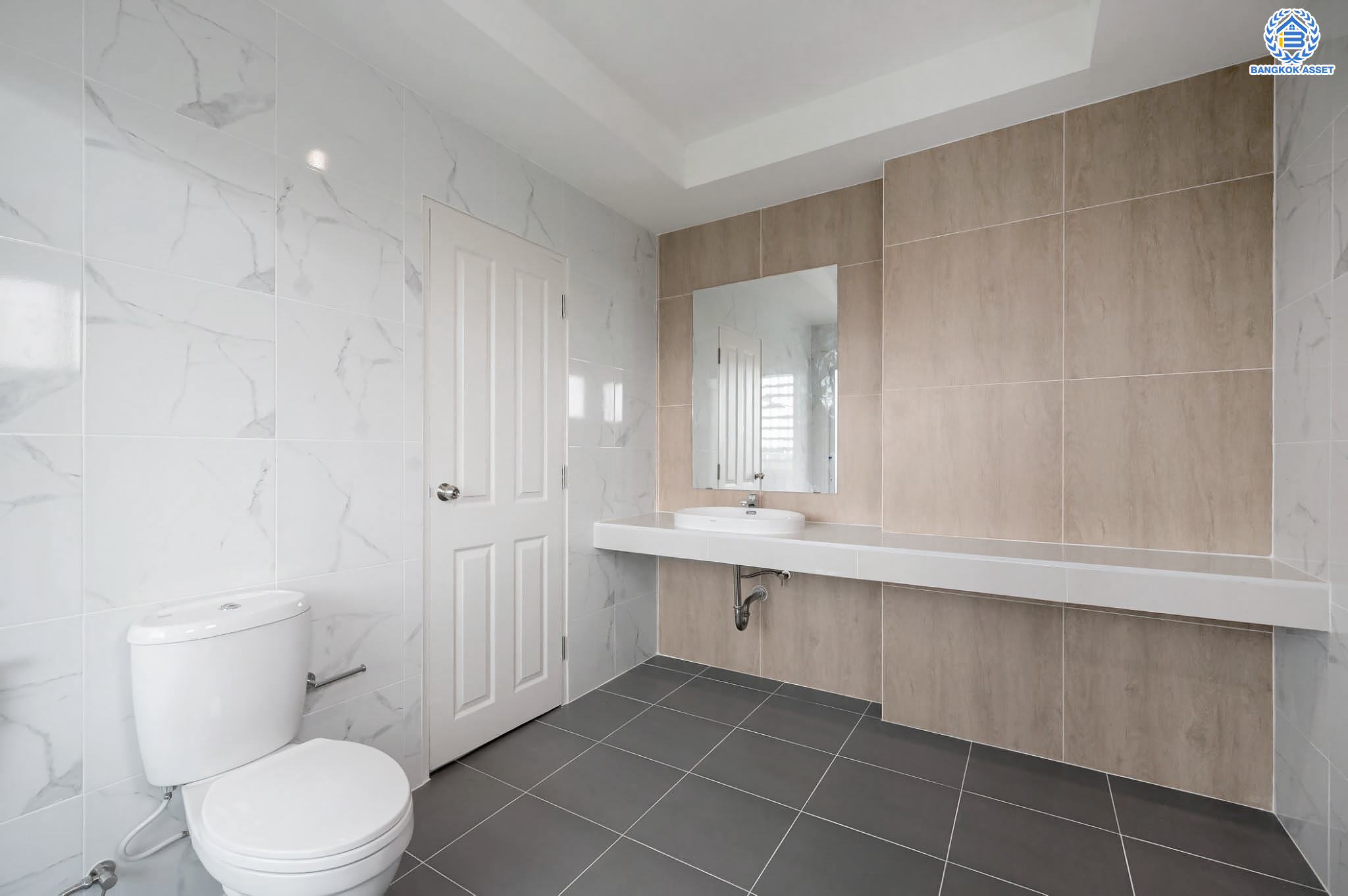 บ้านมือสองตกแต่งใหม่ โครงการ นาราวัลย์ บรมราชชนนี เนื้อที่ 71.8 ตร.ว. ฟังก์ชัน 3 ห้องนอน 4 ห้องน้ำ 1 ห้องแม่บ้าน จอดรถได้ 2 คัน บนพื้นที่ใช้สอยเกือบ 220.58 ตร.ม. พร้อมพื้นที่สีเขียวสนามหญ้ากว้างขวาง ตอบโจทย์ครอบครัวใหญ่ บนทำเลศักยภาพ เชื่อมต่อทั้งถนนกาญจนาภิเษก และทางคู่ขนานลอยฟ้าบรมราชชนนี ใกล้ ม.มหิดล, สถานีขนส่งสายใต้ใหม่ และเซ็นทรัลปิ่นเกล้า